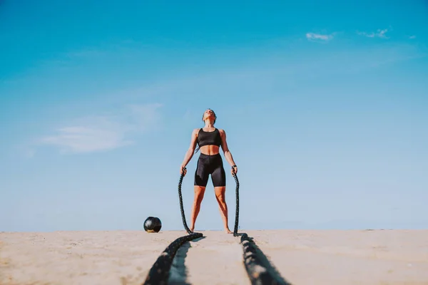 Allenamento Funzionale Spiaggia Donna Forma Atletica Che Sport All Aria — Foto Stock