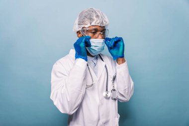 Corona virüsü ile savaşırken koruyucu giysi ve yüz maskesi takan doktor Corona-19 (Corona virüsü) - Coronavirus pandemik karantinası sırasında hemşire portresi