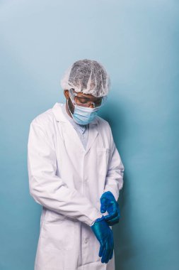 Corona virüsü ile savaşırken koruyucu giysi ve yüz maskesi takan doktor Corona-19 (Corona virüsü) - Coronavirus pandemik karantinası sırasında hemşire portresi