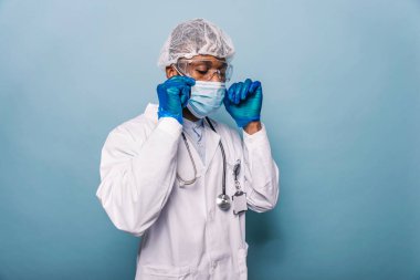 Corona virüsü ile savaşırken koruyucu giysi ve yüz maskesi takan doktor Corona-19 (Corona virüsü) - Coronavirus pandemik karantinası sırasında hemşire portresi