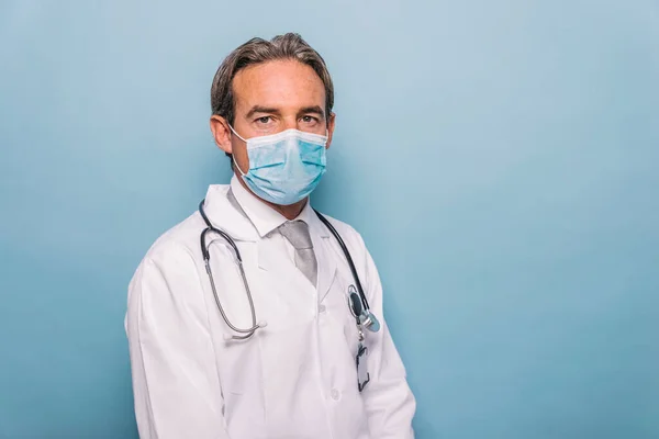 Médico Vestindo Terno Proteção Máscara Facial Para Combater Covid Vírus — Fotografia de Stock