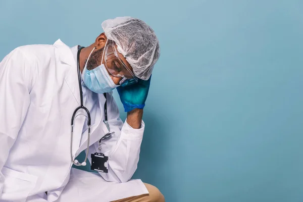 Médico Vestindo Terno Proteção Máscara Facial Para Combater Covid Vírus — Fotografia de Stock