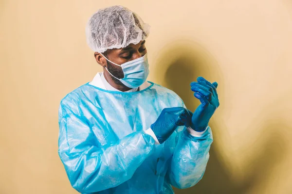 Corona Virüsü Ile Savaşırken Koruyucu Giysi Yüz Maskesi Takan Doktor — Stok fotoğraf