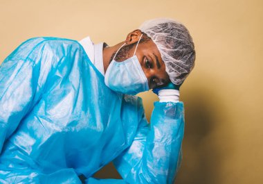 Corona virüsü ile savaşırken koruyucu giysi ve yüz maskesi takan doktor Corona-19 (Corona virüsü) - Coronavirus pandemik karantinası sırasında hemşire portresi