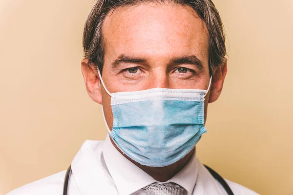 Médico Vestindo Terno Proteção Máscara Facial Para Combater Covid Vírus — Fotografia de Stock