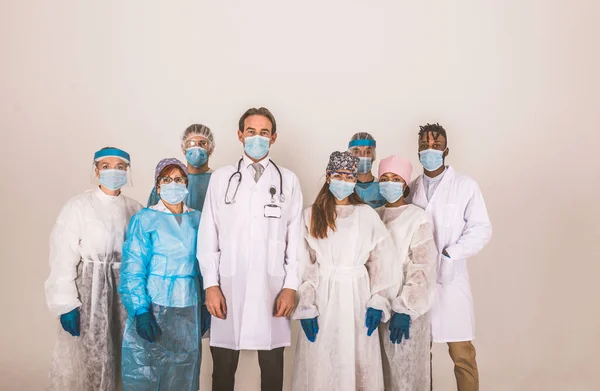 Equipa Médicos Enfermeiros Que Usam Fatos Protecção Descartáveis Máscaras Faciais — Fotografia de Stock