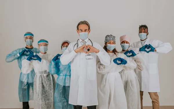 Equipa Médicos Enfermeiros Que Usam Fatos Protecção Descartáveis Máscaras Faciais — Fotografia de Stock