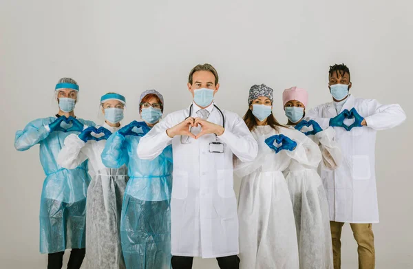 Team Læger Sygeplejersker Iført Engangs Beskyttelsesdragter Ansigtsmasker Til Bekæmpelse Covid - Stock-foto