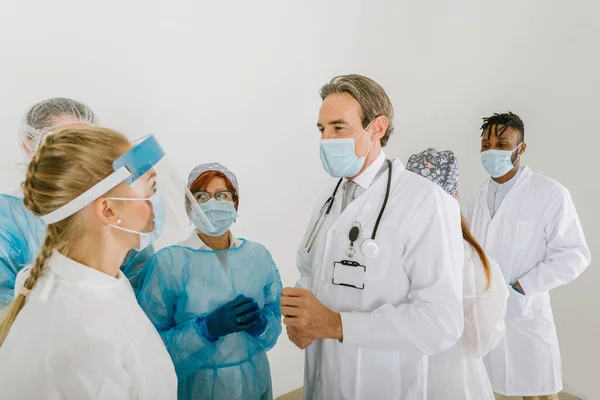 Equipa Médicos Enfermeiros Que Usam Fatos Protecção Descartáveis Máscaras Faciais — Fotografia de Stock