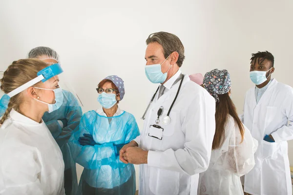 Команда Лікарів Медсестер Одягнених Костюми Захисту Маски Обличчя Боротьби Вірусом — стокове фото
