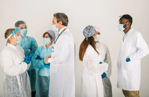 Equipa Médicos Enfermeiros Que Usam Fatos Protecção Descartáveis Máscaras Faciais — Fotografia de Stock
