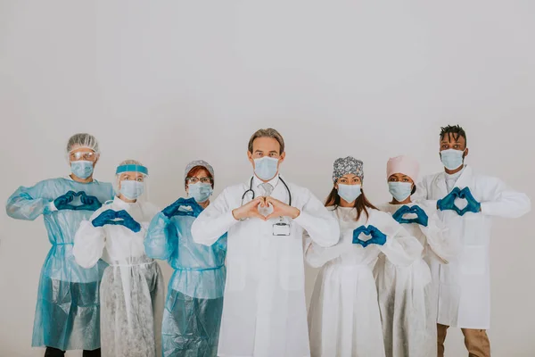 Ομάδα Ιατρών Και Νοσηλευτών Που Φορούν Στολές Προστασίας Μιας Χρήσης — Φωτογραφία Αρχείου