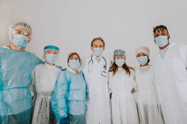 Equipo Médicos Enfermeras Con Trajes Protección Desechables Máscaras Faciales Para — Foto de Stock