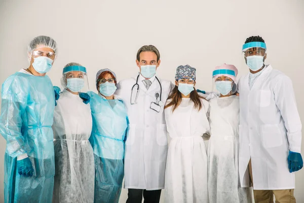 Equipa Médicos Enfermeiros Que Usam Fatos Protecção Descartáveis Máscaras Faciais — Fotografia de Stock