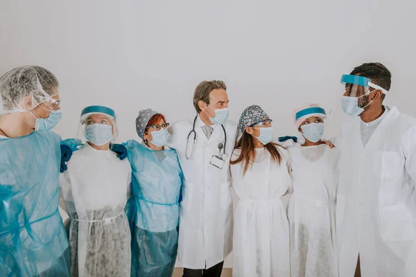 Equipo Médicos Enfermeras Con Trajes Protección Desechables Máscaras Faciales Para — Foto de Stock