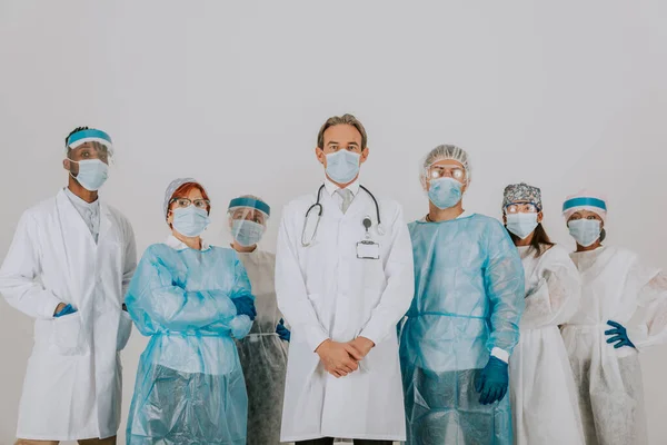 Equipa Médicos Enfermeiros Que Usam Fatos Protecção Descartáveis Máscaras Faciais — Fotografia de Stock