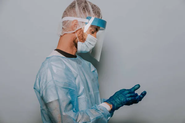 Corona Virüsü Ile Savaşırken Koruyucu Giysi Yüz Maskesi Takan Doktor — Stok fotoğraf