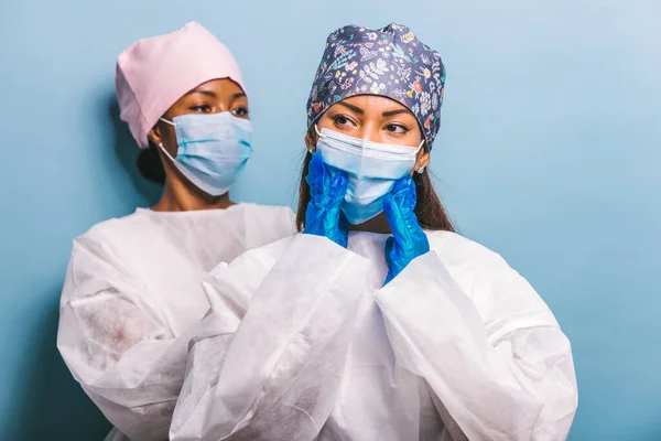 Médico Vestindo Terno Proteção Máscara Facial Para Combater Covid Vírus — Fotografia de Stock