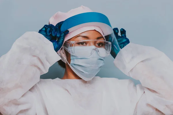 Orvos Védőöltözetet Arcmaszkot Visel Covid Elleni Küzdelemhez Corona Vírus Ápoló — Stock Fotó