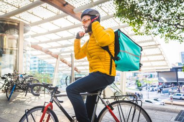 Gıda dağıtım servisi, bisikletli bisikletçilere yiyecek getiren sürücü ulaşım, gıda teslimatı ve teknoloji konseptleri.