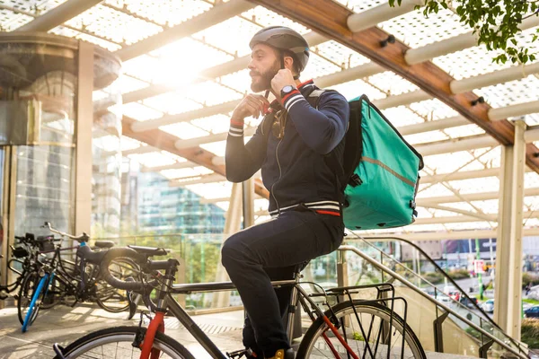 Essenslieferservice Fahrer Die Mit Dem Fahrrad Lebensmittel Kliniken Bringen Konzepte — Stockfoto