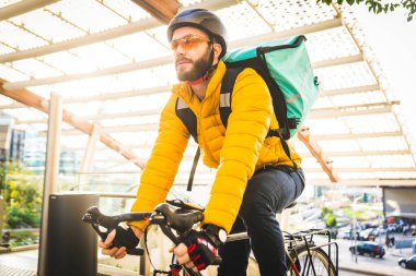 Gıda dağıtım servisi, bisikletli bisikletçilere yiyecek getiren sürücü ulaşım, gıda teslimatı ve teknoloji konseptleri.
