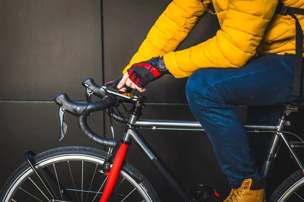 자전거를 다니는 사람이 자전거로 식품을 배달하는 기술에 — 스톡 사진