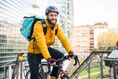 Gıda dağıtım servisi, bisikletli bisikletçilere yiyecek getiren sürücü ulaşım, gıda teslimatı ve teknoloji konseptleri.