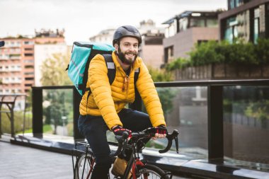 Gıda dağıtım servisi, bisikletli bisikletçilere yiyecek getiren sürücü ulaşım, gıda teslimatı ve teknoloji konseptleri.