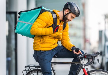 Gıda dağıtım servisi, bisikletli bisikletçilere yiyecek getiren sürücü ulaşım, gıda teslimatı ve teknoloji konseptleri.
