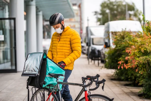 Essenslieferservice Fahrer Die Mit Dem Fahrrad Lebensmittel Kliniken Bringen Konzepte — Stockfoto