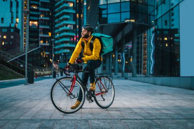 Gıda dağıtım servisi, bisikletli bisikletçilere yiyecek getiren sürücü ulaşım, gıda teslimatı ve teknoloji konseptleri.