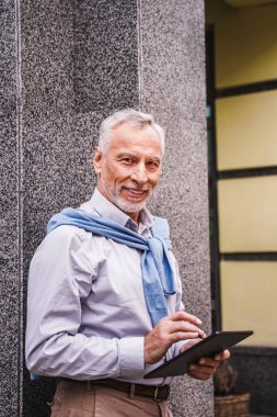 Neşeli son sınıf erkek portresi. Yetişkin yetişkin bilgisayarını bir barda kullanıyor. Yaşam tarzı, yaşlılar, teknoloji ve akıllı çalışma konseptleri.