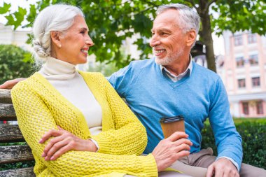 Açık havada flört eden güzel yaşlı çift - olgun çift portresi, yaşlılar ve yaşam tarzı hakkında kavramlar