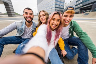 Mutlu gençler dışarıda buluşuyor - bir grup neşeli genç eğleniyor, gençlik kavramları, yaşam tarzı ve Z jenerasyonu hakkında.