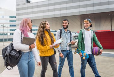 Mutlu gençler dışarıda buluşuyor ve covid-19 salgını sırasında yüz maskesi takıyor - bir grup neşeli genç eğleniyor, gençlik kavramları, yaşam tarzı ve Z kuşağı