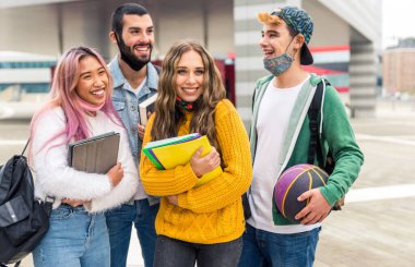 Mutlu gençler dışarıda buluşuyor ve covid-19 salgını sırasında yüz maskesi takıyor - bir grup neşeli genç eğleniyor, gençlik kavramları, yaşam tarzı ve Z kuşağı