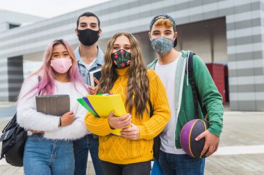 Mutlu gençler dışarıda buluşuyor ve covid-19 salgını sırasında yüz maskesi takıyor - bir grup neşeli genç eğleniyor, gençlik kavramları, yaşam tarzı ve Z kuşağı