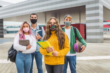 Mutlu gençler dışarıda buluşuyor ve covid-19 salgını sırasında yüz maskesi takıyor - bir grup neşeli genç eğleniyor, gençlik kavramları, yaşam tarzı ve Z kuşağı