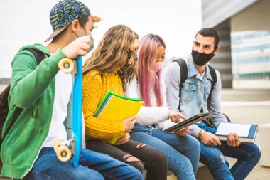 Mutlu gençler dışarıda buluşuyor - bir grup neşeli genç eğleniyor, gençlik kavramları, yaşam tarzı ve Z jenerasyonu hakkında.