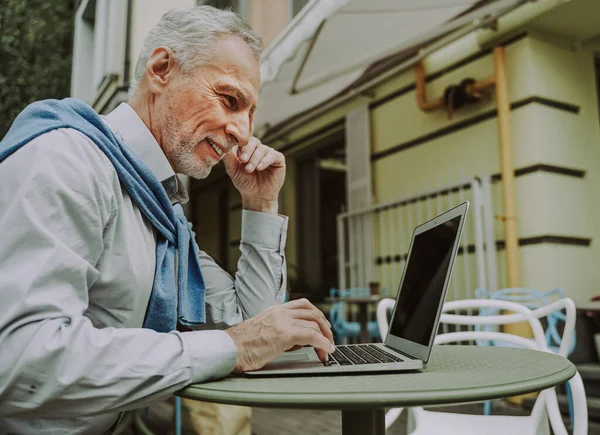 Vrolijke Senior Portret Volwassen Volwassene Met Behulp Van Zijn Computer — Stockfoto