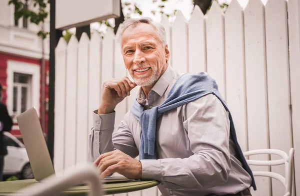 Fröhliches Senioren Porträt Reifer Erwachsener Mit Seinem Computer Laptop Café — Stockfoto