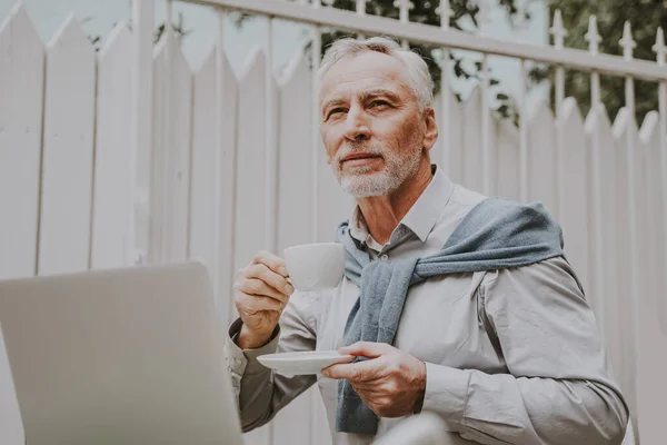 Vrolijke Senior Portret Volwassen Volwassene Met Behulp Van Zijn Computer — Stockfoto