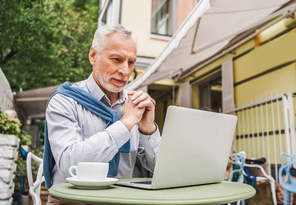 Веселый Портрет Пожилого Человека Пожилой Взрослый Человек Компьютером Ноутбук Кофейне — стоковое фото
