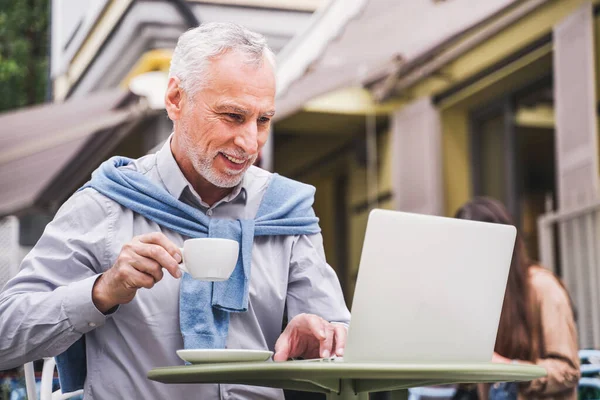 Fröhliches Senioren Porträt Reifer Erwachsener Mit Seinem Computer Laptop Café — Stockfoto