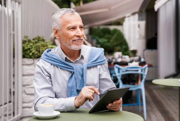 Fröhliches Senioren Porträt Reifer Erwachsener Mit Seinem Computer Laptop Café — Stockfoto