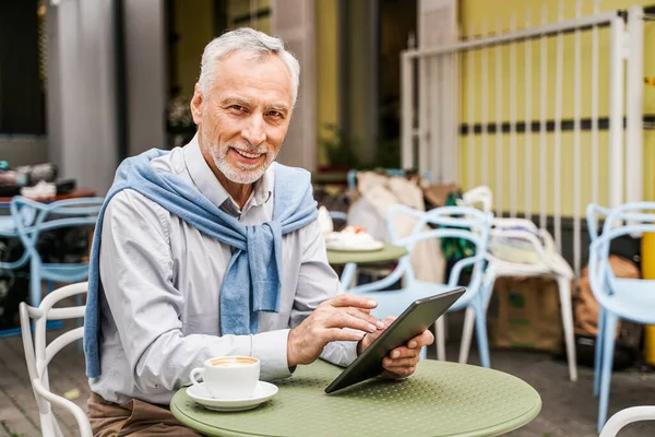 Веселый Портрет Пожилого Человека Пожилой Взрослый Человек Компьютером Ноутбук Кофейне — стоковое фото
