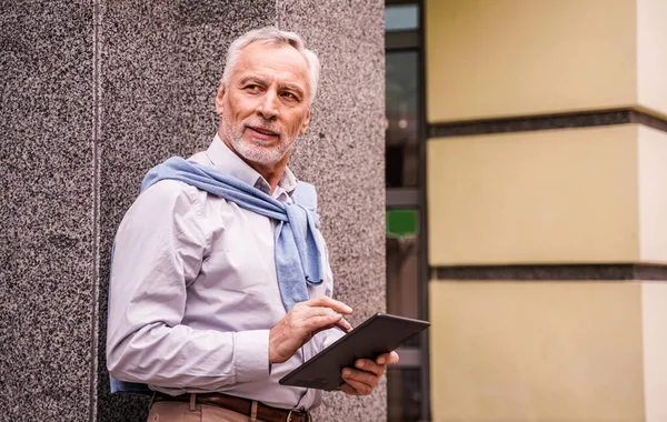 Vrolijke Senior Portret Volwassen Volwassene Met Behulp Van Zijn Computer — Stockfoto