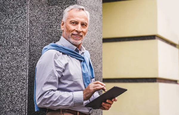 Vrolijke Senior Portret Volwassen Volwassene Met Behulp Van Zijn Computer — Stockfoto