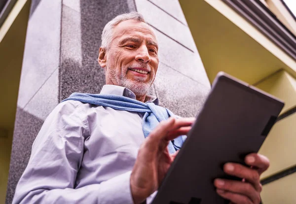 Fröhliches Senioren Porträt Reifer Erwachsener Mit Seinem Computer Laptop Café — Stockfoto